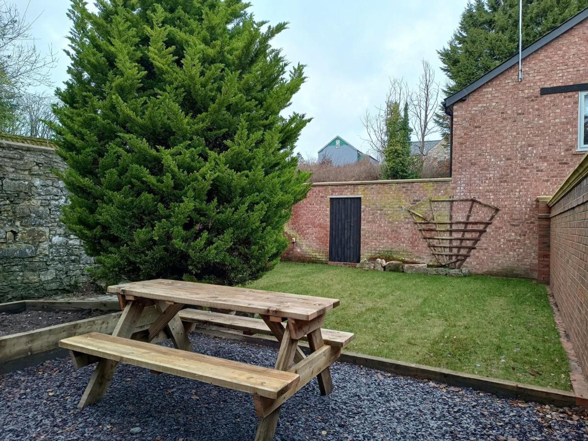 The West Wing At Eriviat Hall Hot Tub Henllan (Clwyd) Exterior foto