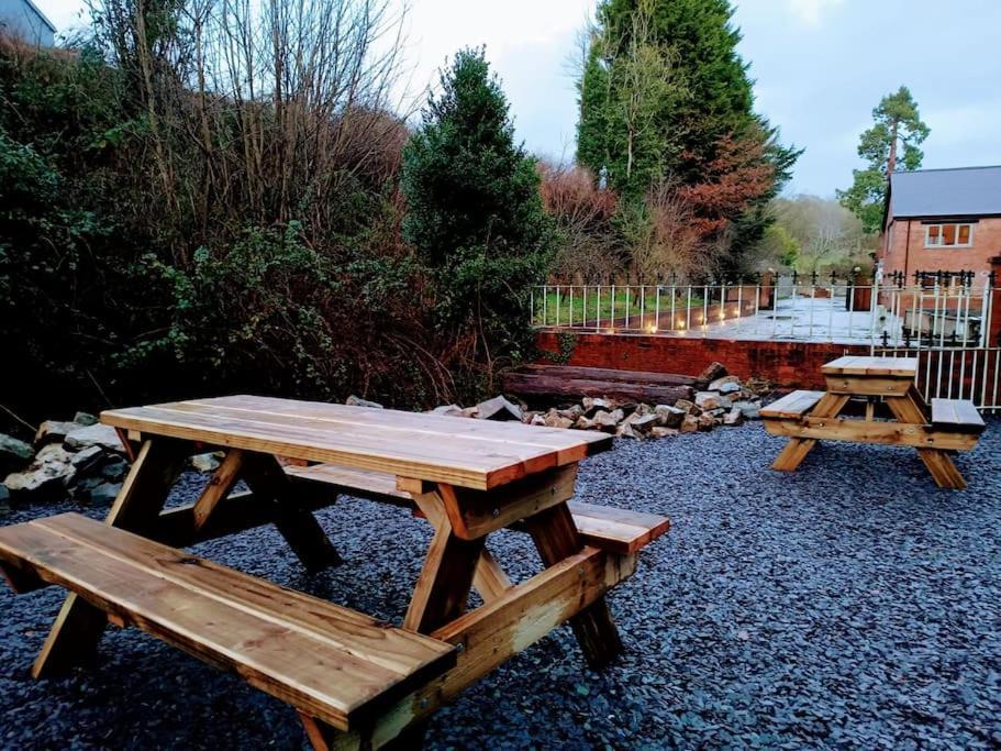 The West Wing At Eriviat Hall Hot Tub Henllan (Clwyd) Exterior foto