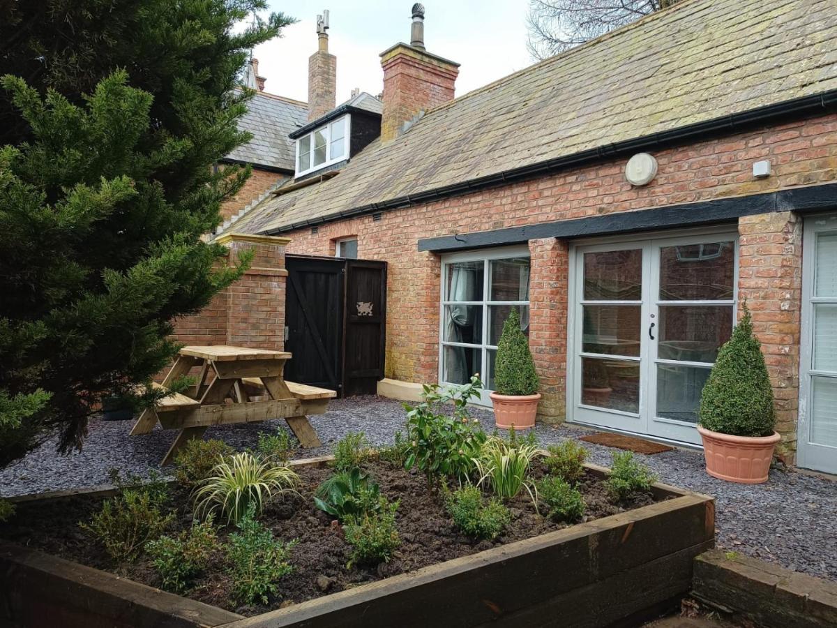 The West Wing At Eriviat Hall Hot Tub Henllan (Clwyd) Exterior foto